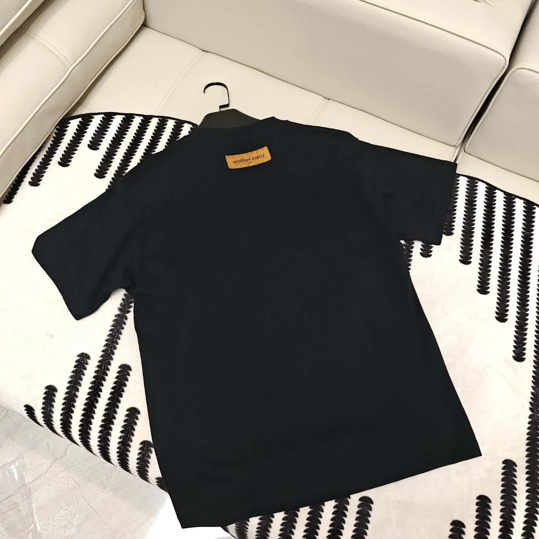 🅿️190 lv co-branded labubu🌟New summer style🎽made of 250 Solona pure cotton fabric, super soft and skin-friendly! High-end hand-painted printing with logo, design embellishment, neat and detailed wiring inside, making the upper body fashionable! High-end and versatile model, the quality is visible! Size: S-XXL Color: black, white